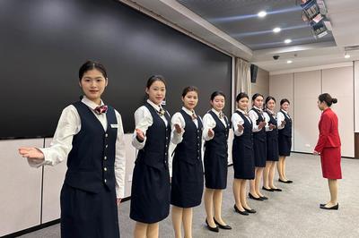 海洋旅游学院礼仪志愿者以专业素养与热情服务保障两会顺利举行